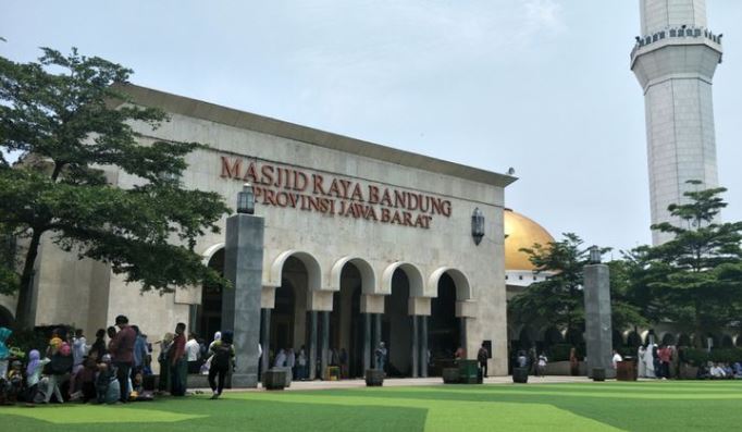 Masjid Raya Jawa Barat Gelar Bandung Lautan Munajat
