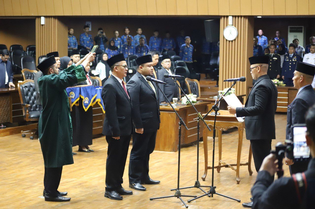 Dang Hery Mukti, S.H., dan Mohamad Firaldi Akbar Zulkarnain, S.Mn., diambil sumpah sebagai Anggota DPRD Kota Bandung dari mekanisme Pergantian Antar Waktu (PAW), dalam Rapat paripurna DPRD Kota Bandung, Rabu (29/11/2023). (Wawan/Humpro DPRD Kota Bandung)