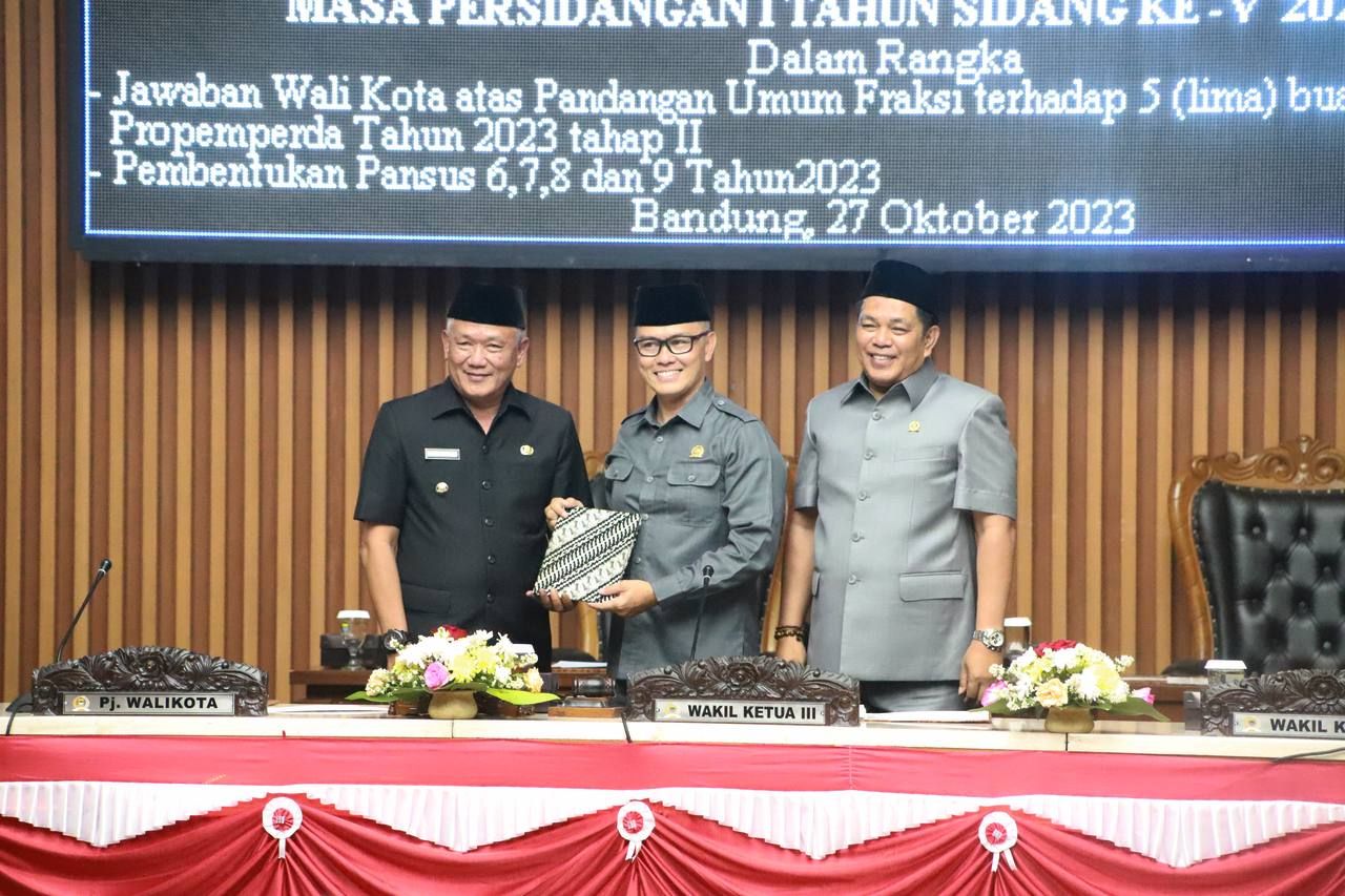 DPRD Kota Bandung menggelar Rapat Paripurna dengan agenda penyampaian panitia khusus untuk lima raperda baru Kota Bandung, Jumat (27/10/2023).