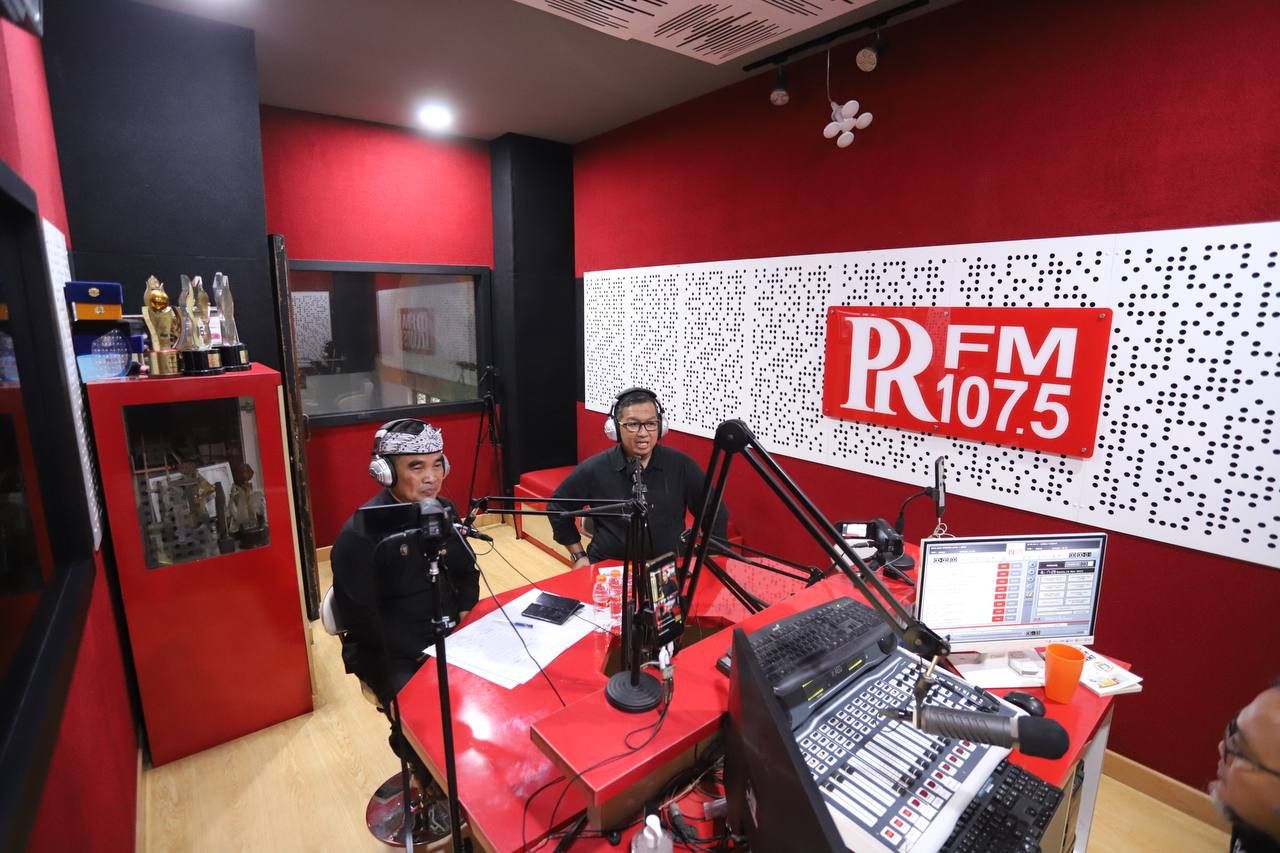 Ketua Komisi A DPRD Kota Bandung, H. Rizal Khairul, S.IP., M.Si., bersama Kadisdukcapil Kota Bandung Tatang Muhtar, di talk show Radio PRFM, Bandung, Kamis (16/11/2023). (Ariel/Humpro DPRD Kota Bandung)